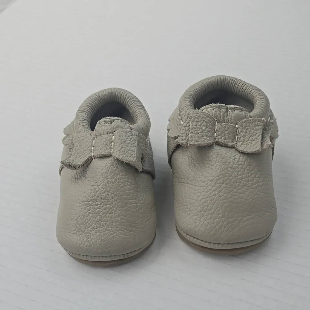 Freshly Picked Gray Leather Bow Mocc Sz 3